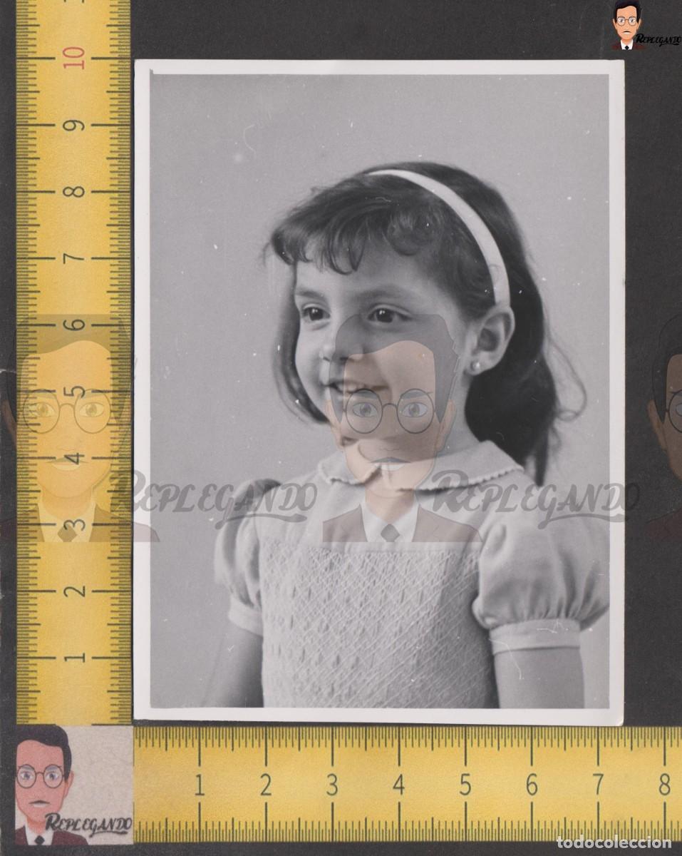 Fotografia antica: RETRATO SIMP&Aacute;TICA NI&Ntilde;A CINTA EN EL PELO Y SONRISA - FOTO ANTIGUA A&Ntilde;O 1956 - INFANCIA ESPA&Ntilde;A