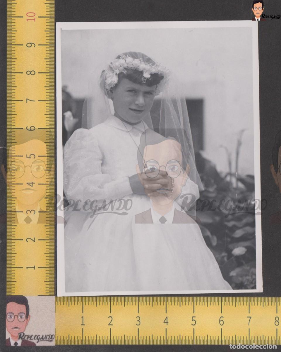 Fotografia antica: NI&Ntilde;A SONRISA VESTIDO PRIMERA COMUNION FLORES Y VELO - FOTO ANTIGUA A&Ntilde;O 1959 - ESPA&Ntilde;A INFANCIA
