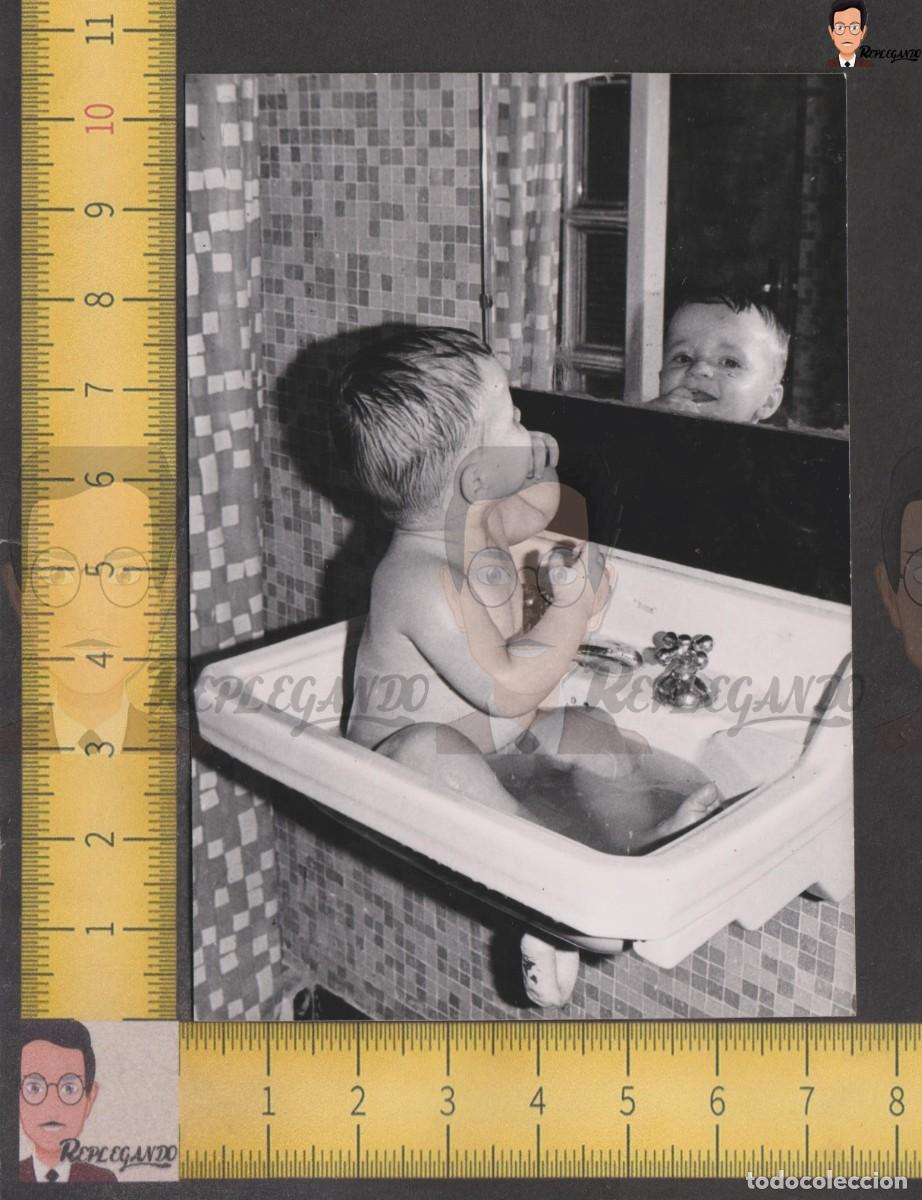 Fotografia antiga: NI&Ntilde;O SONRIE REFLEJADO EN ESPEJO BA&Ntilde;&Aacute;NDOSE EN LAVABO PICA V&Aacute;TER / FOTO ANTIGUA A&Ntilde;O 1956 / INFANCIA