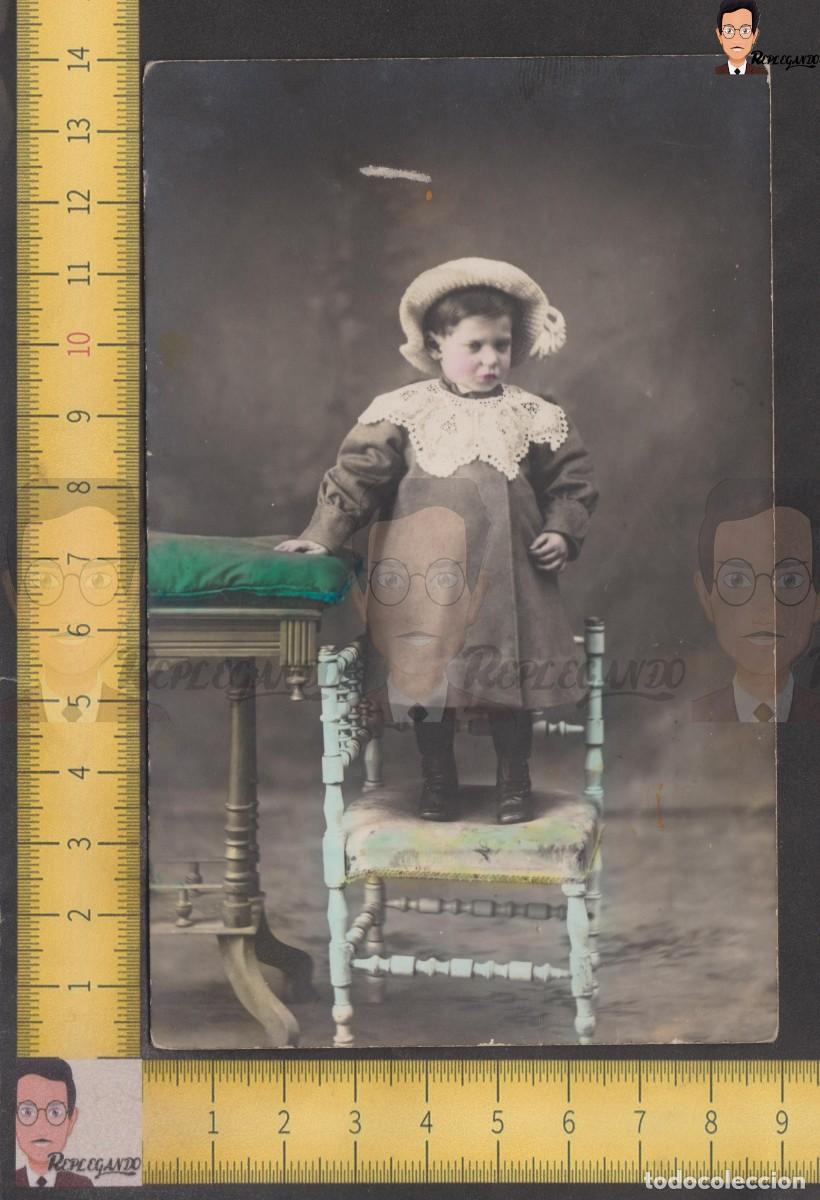 Fotografia antiga: NI&Ntilde;O SERIO CON GORRO SUBIDO A SILLA - FOTO POSTAL COLOREADA ANTIGUA A&Ntilde;OS 10 - ESPA&Ntilde;A