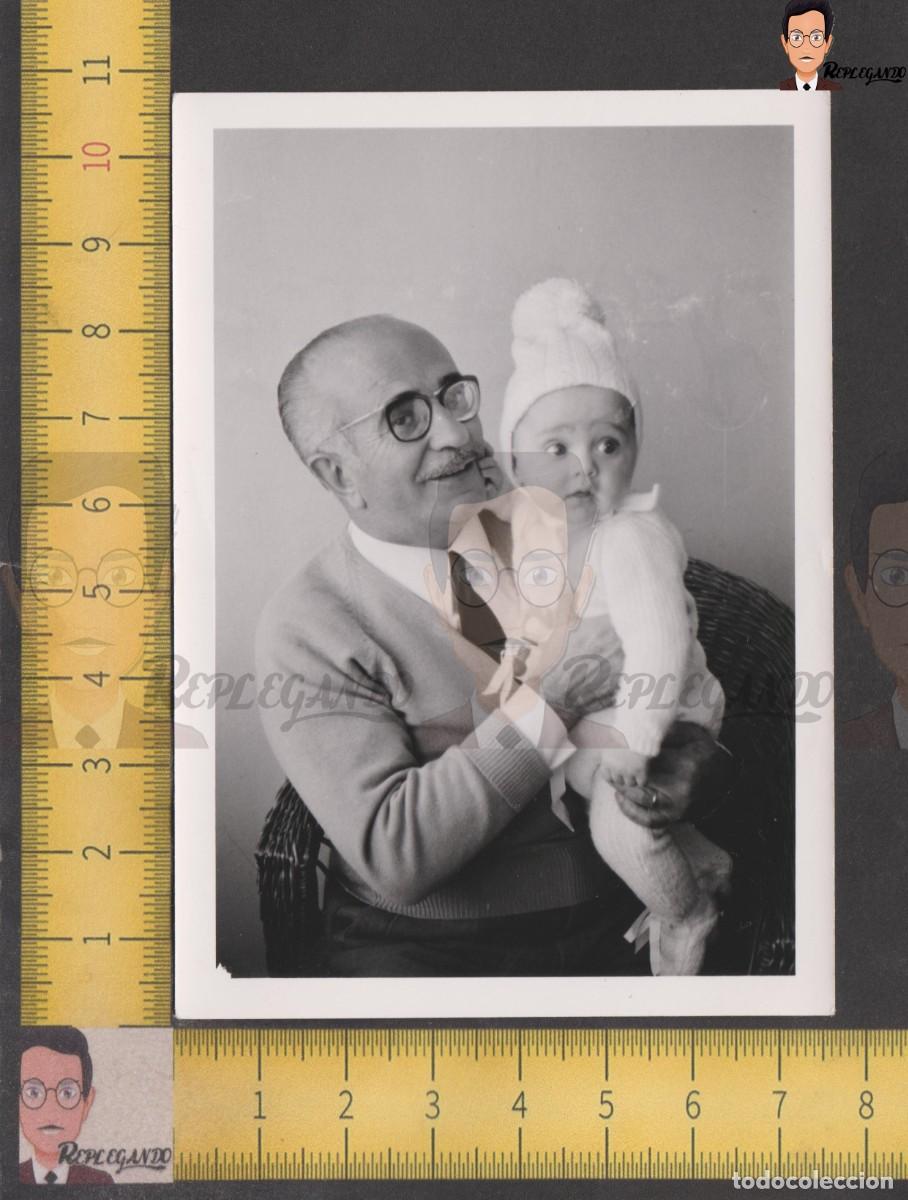 Fotografia antiga: SIMP&Aacute;TICO ABUELO CON SU NIETO EN BRAZOS - HOMBRE Y NI&Ntilde;O GORRO LANA - FOTO ANTIGUA A&Ntilde;OS 50/60 ESPA&Ntilde;A