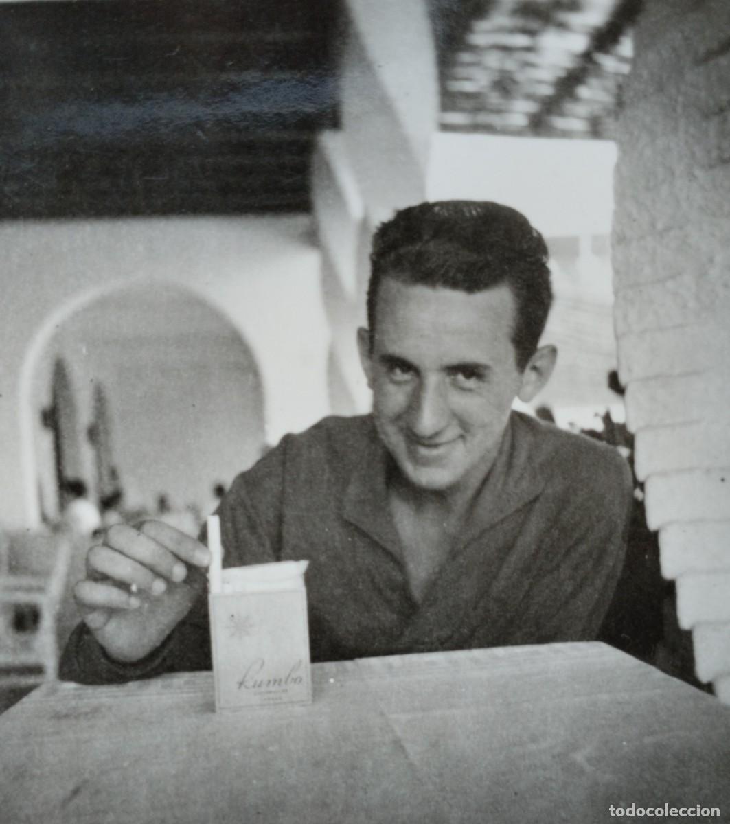 Antique Photography: Fotograf&iacute;a antigua de un hombre con cajetilla de cigarros Rumbo cogiendo un cigarrillo. Tabaco