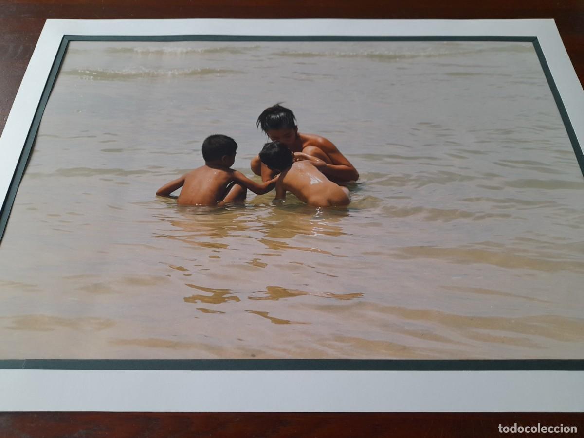 Fotografia antica: Foto poster Preciosa escena de ni&ntilde;os desnudos jugando en rio Toloearang isla Celebes Indonesia