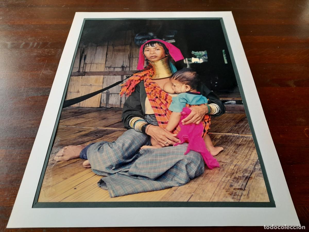 Fotografia antica: Foto poster Preciosa maternidad de mujer jirafa de la tribu Padaung norte de Birmania