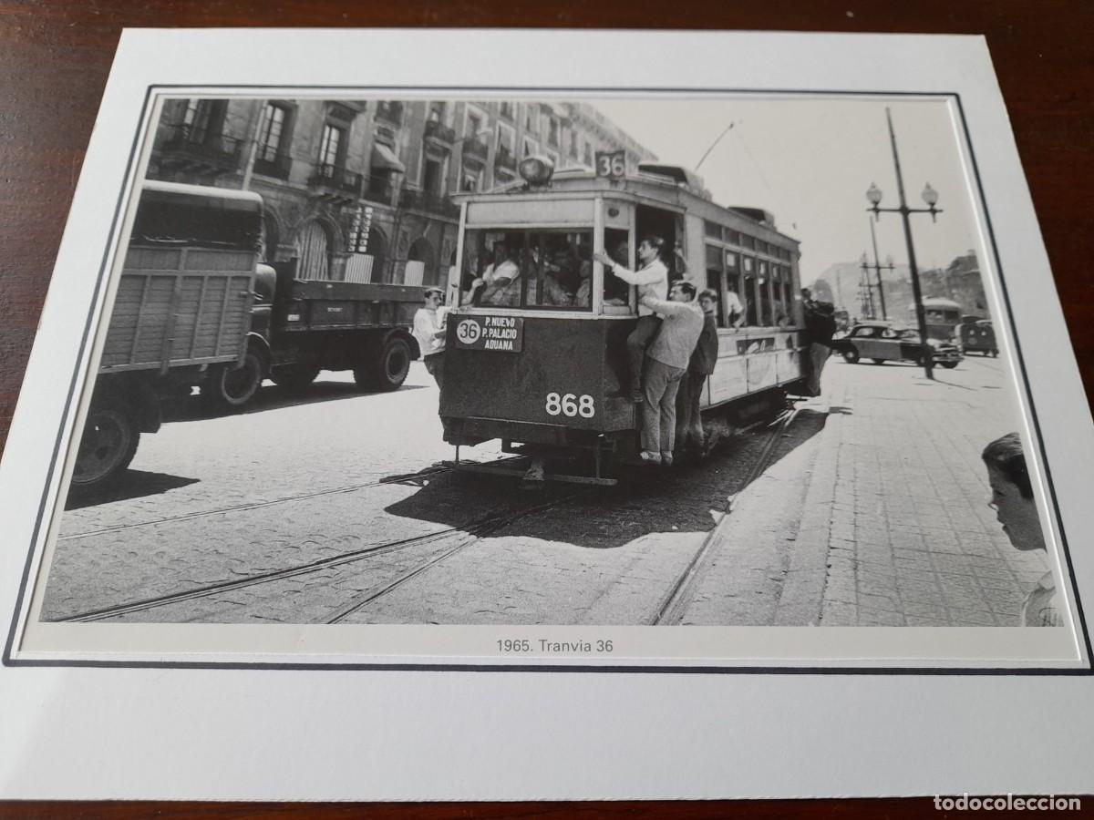Photographie ancienne: Fotograf&iacute;a del tranv&iacute;a 36 del puerto de Barcelona repleto de pasajeros colgando del mismo, a&ntilde;o 1965