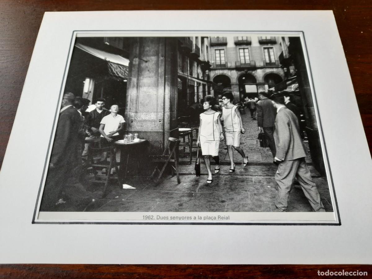 Photographie ancienne: Fotograf&iacute;a pareja de j&oacute;venes se&ntilde;oritas &ldquo;ye ye&rdquo; paseando por la plaza Real de Barcelona a&ntilde;o 1962