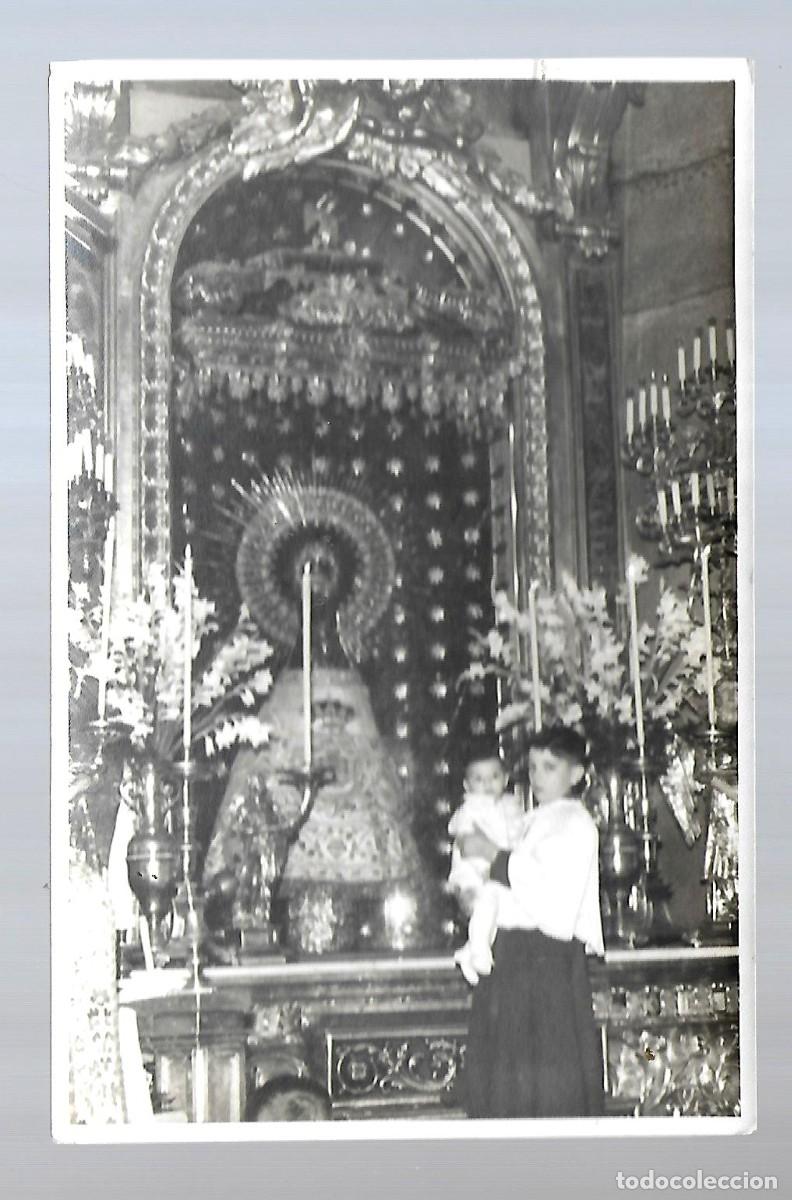 Fotograf&iacute;a antigua: E15-FOTOGRAFIA ANTIGUA-UN MONAGUILLO CON UNA NI&Ntilde;A ANTE LA VIRGEN DEL PILAR -EN-ZARAGOZA 9 -11- 1.959