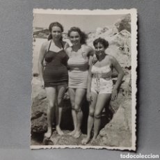 Fotografía antigua: ANTIGUA FOTOGRAFÍA DE TRES CHICAS POSANDO EN BAÑADOR EN EL ESPIGÓN. EL SERRALLO, TARRAGONA. AÑO 1950