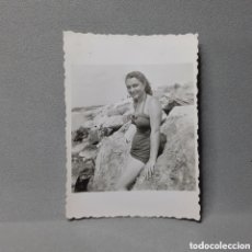 Fotografía antigua: ANTIGUA FOTOGRAFÍA DE UNA CHICA POSANDO EN BAÑADOR EN EL ESPIGÓN. EL SERRALLO, TARRAGONA. AÑO 1950