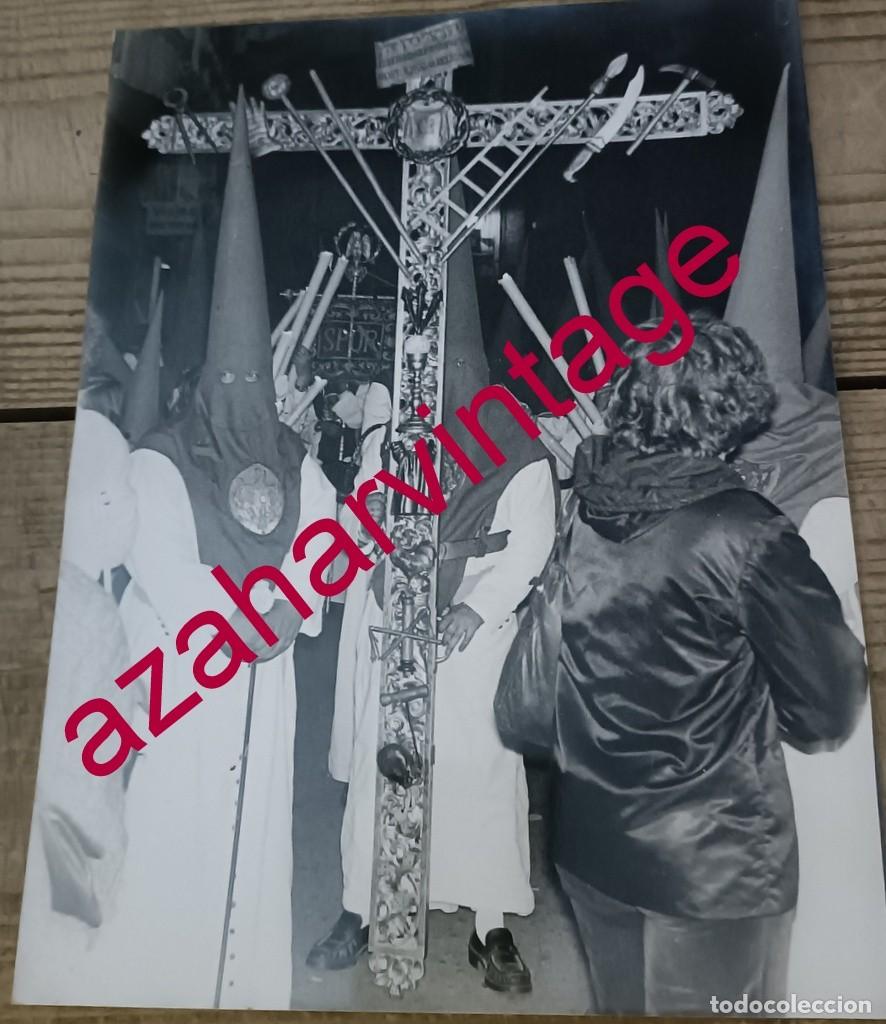 Fotograf&iacute;a antigua: SEMANA SANTA SEVILLA, ANTIGUA FOTOGRAFIA,CRUZ DE GUIA HERMANDAD DE LA EXALTACION, 18X24 CMS