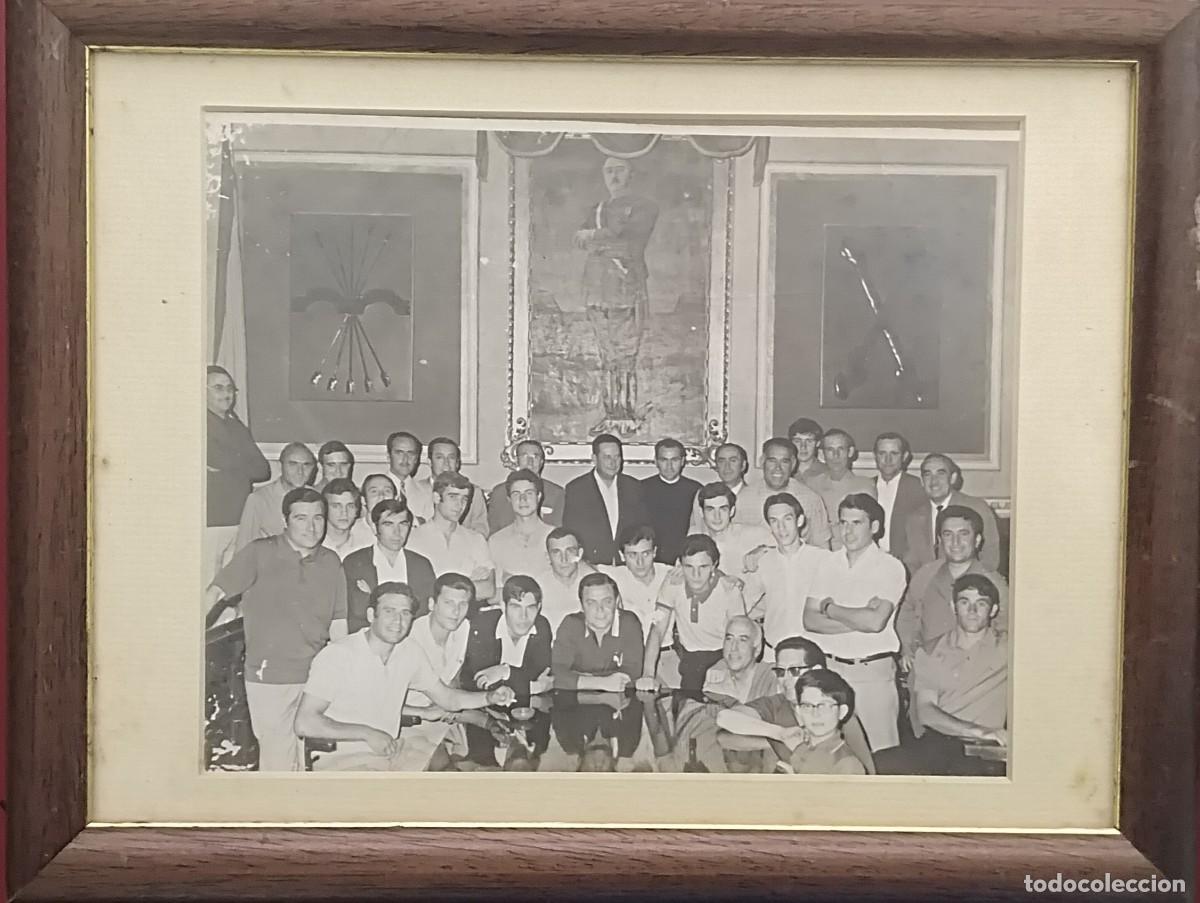 Photographie ancienne: FOTOGRAFIA ANTIGUA CON 3 CUADROS MUY SIGNIFICATIVOS DETR&Aacute;S - ENMARCADO Y ACRISTALADO - 30 x 23 cm