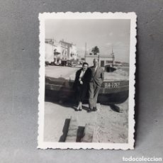 Fotografía antigua: POSADO JUNTO A BARCA DE PESCADORES. VILANOVA I LA GELTRÚ. AL FONDO RESTAURANT PEIXEROT. CIRCA 1955
