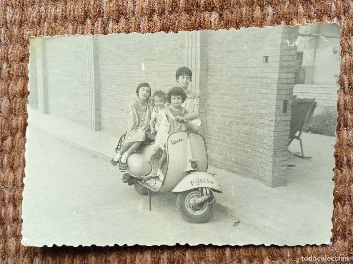 Fotograf&iacute;a antigua: VESPA - MOTO ESCUTER