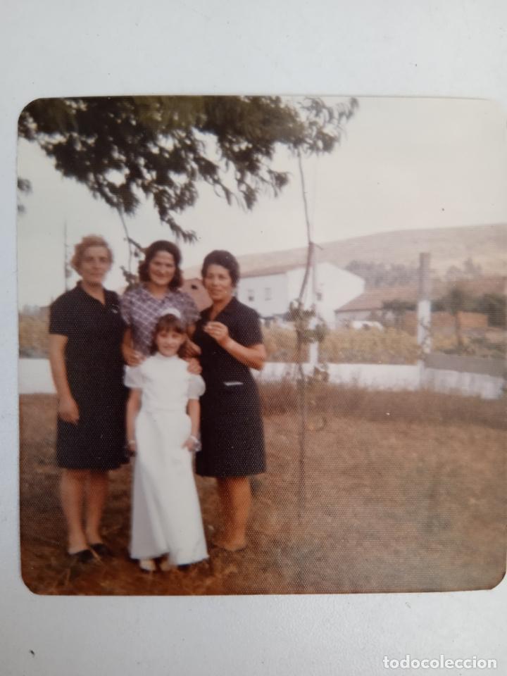 Antique Photography: TRES MUJERES Y UNA NI&Ntilde;A VESTIDA DE COMUNI&Oacute;N POSANDO - A&Ntilde;O 1975 - 8.8 X 8.8 cm.