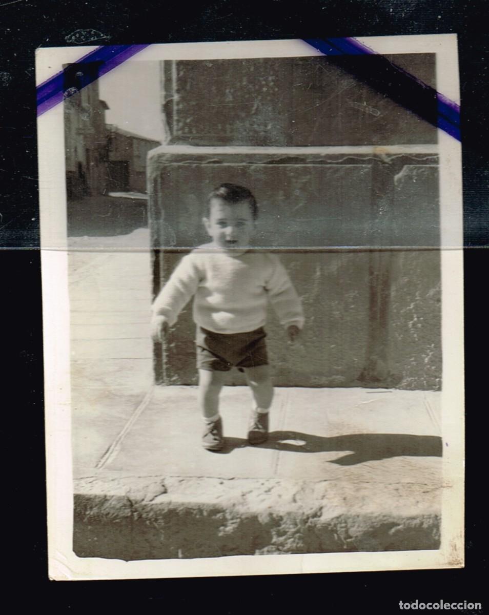 Fotografia antiga: 50/60&acute;ca. GINESTAR Peque&ntilde;&iacute;n en la Calle (ver detalle en reverso) Reportajes Crescenti Mora La Nova