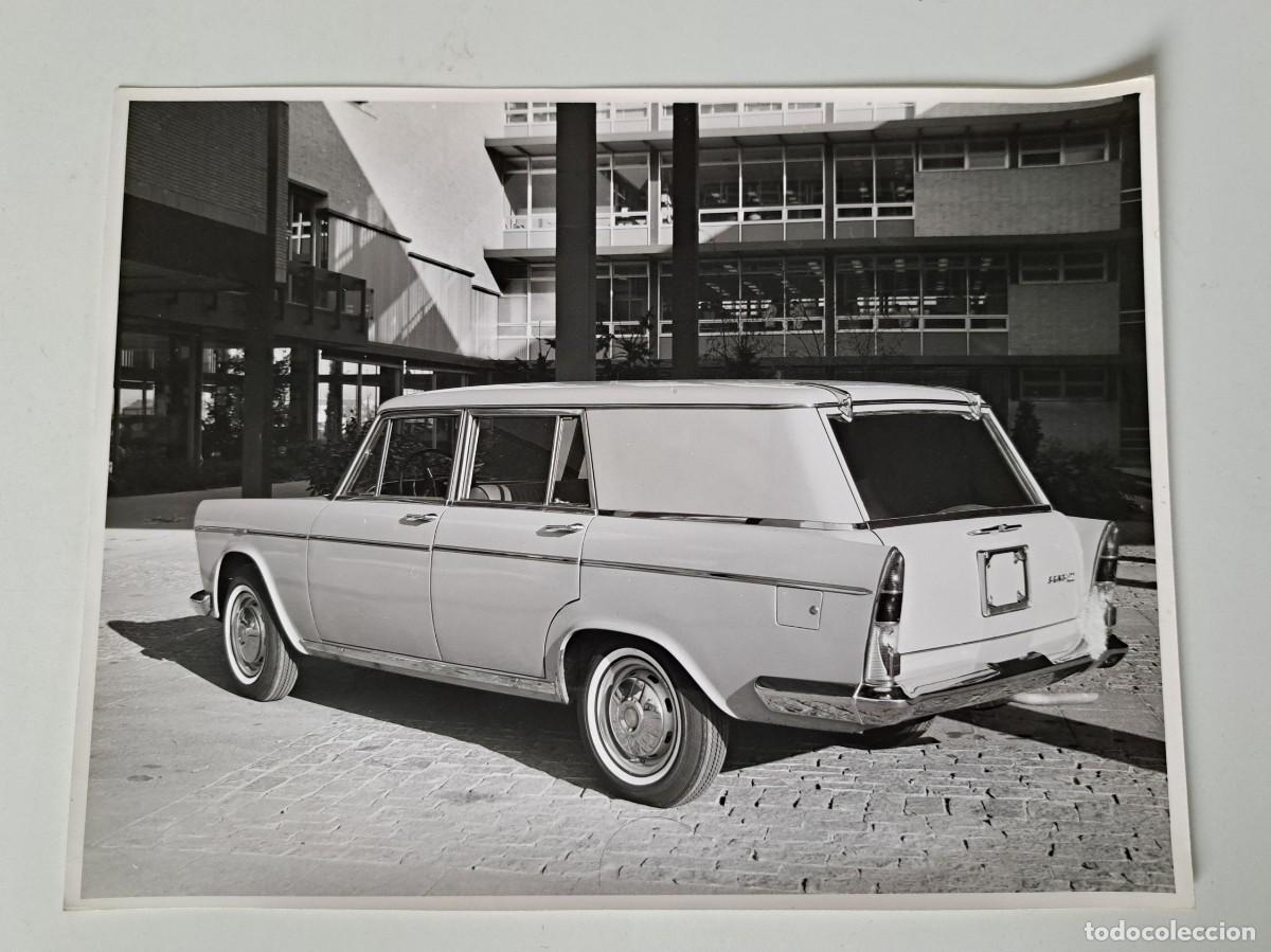Fotograf&iacute;a antigua: ANTIGUA FOTOGRAFIA DE COCHE SEAT 1500 FAMILIAR - A&Ntilde;OS 60 - EN BUEN ESTADO - 24 x 18 CM -