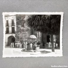 Fotografía antigua: ANTIGUA FOTOGRAFÍA DE PRADES. NIÑOS FRENTE A LA FUENTE DE LA PLAZA MAYOR E IGLESIA ST MARÍA. AÑOS 50
