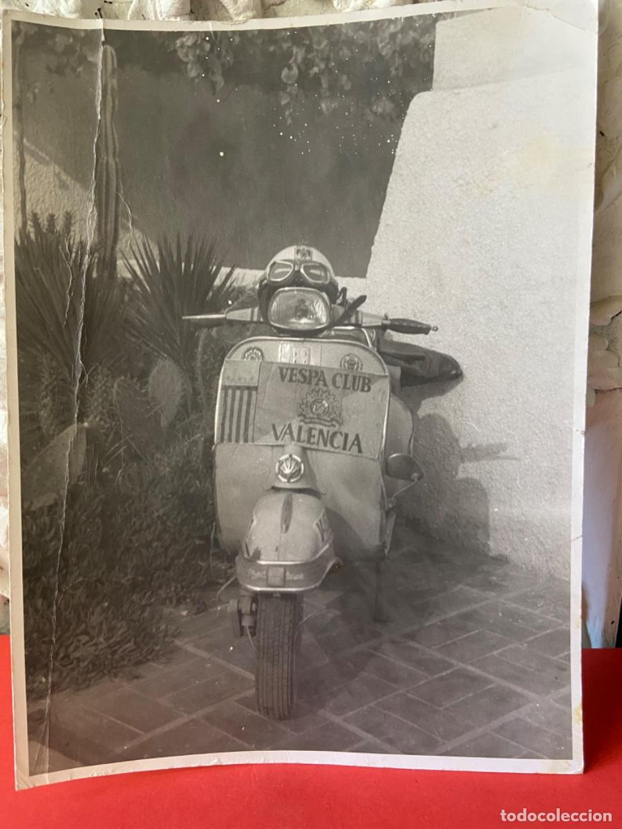 Fotograf&iacute;a antigua: 168- Gran fotograf&iacute;a original 24 x 18 cm. Vespa Club Valencia. A&ntilde;os 50.