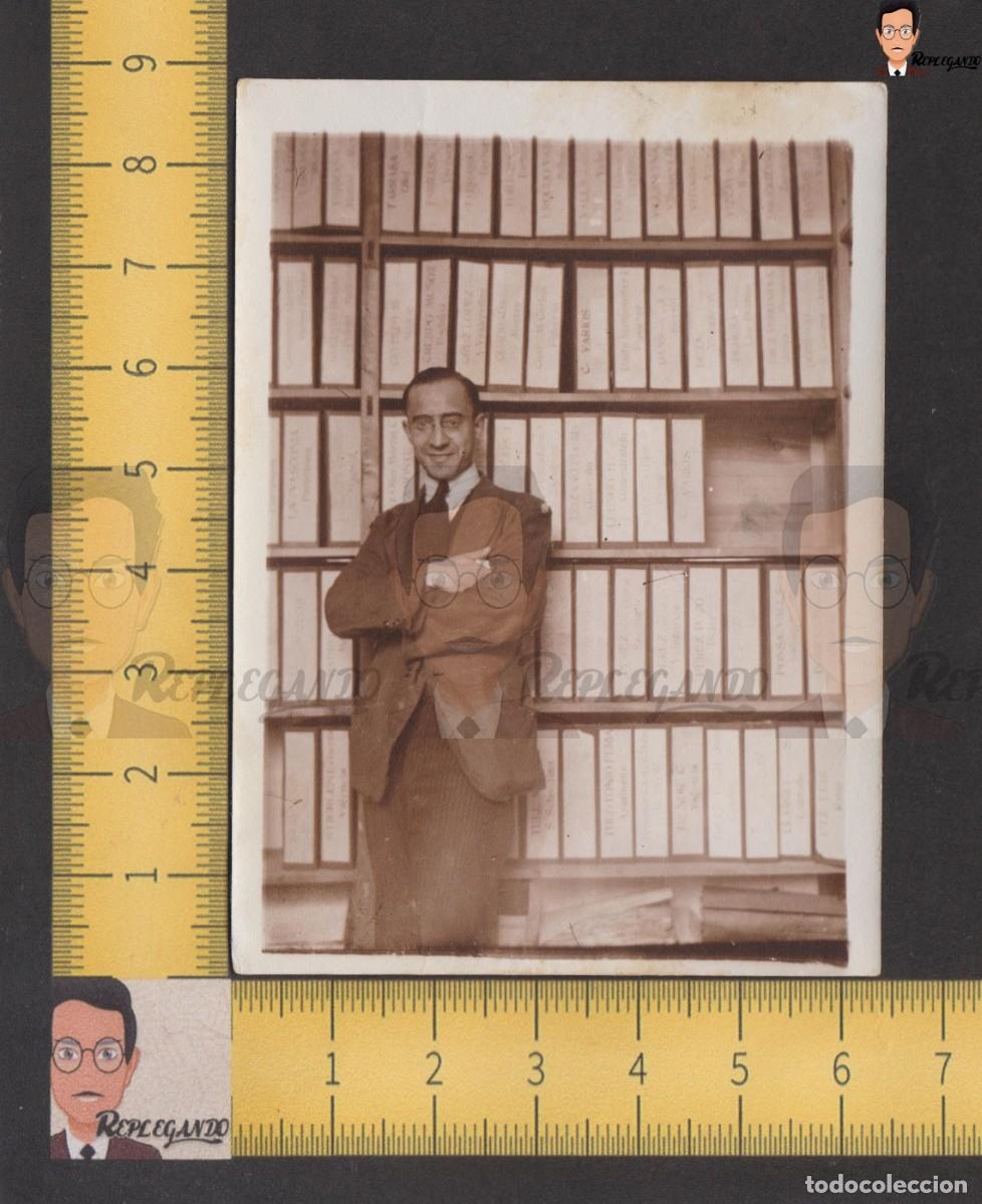 Fotograf&iacute;a antigua: ELEGANTE CHICO JOVEN SONRISA Y ESTANTERIA ARCHIVOS OFICINA - FOTO ANTIGUA A&Ntilde;OS 30/40 ESPA&Ntilde;A