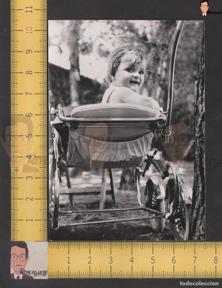 Fotograf&iacute;a antigua: NI&Ntilde;O SONRIE EN CARRICOCHE DE &Eacute;POCA / CARRITO DE BEB&Eacute; / FOTO ANTIGUA A&Ntilde;OS 50 / INFANCIA ESPA&Ntilde;A