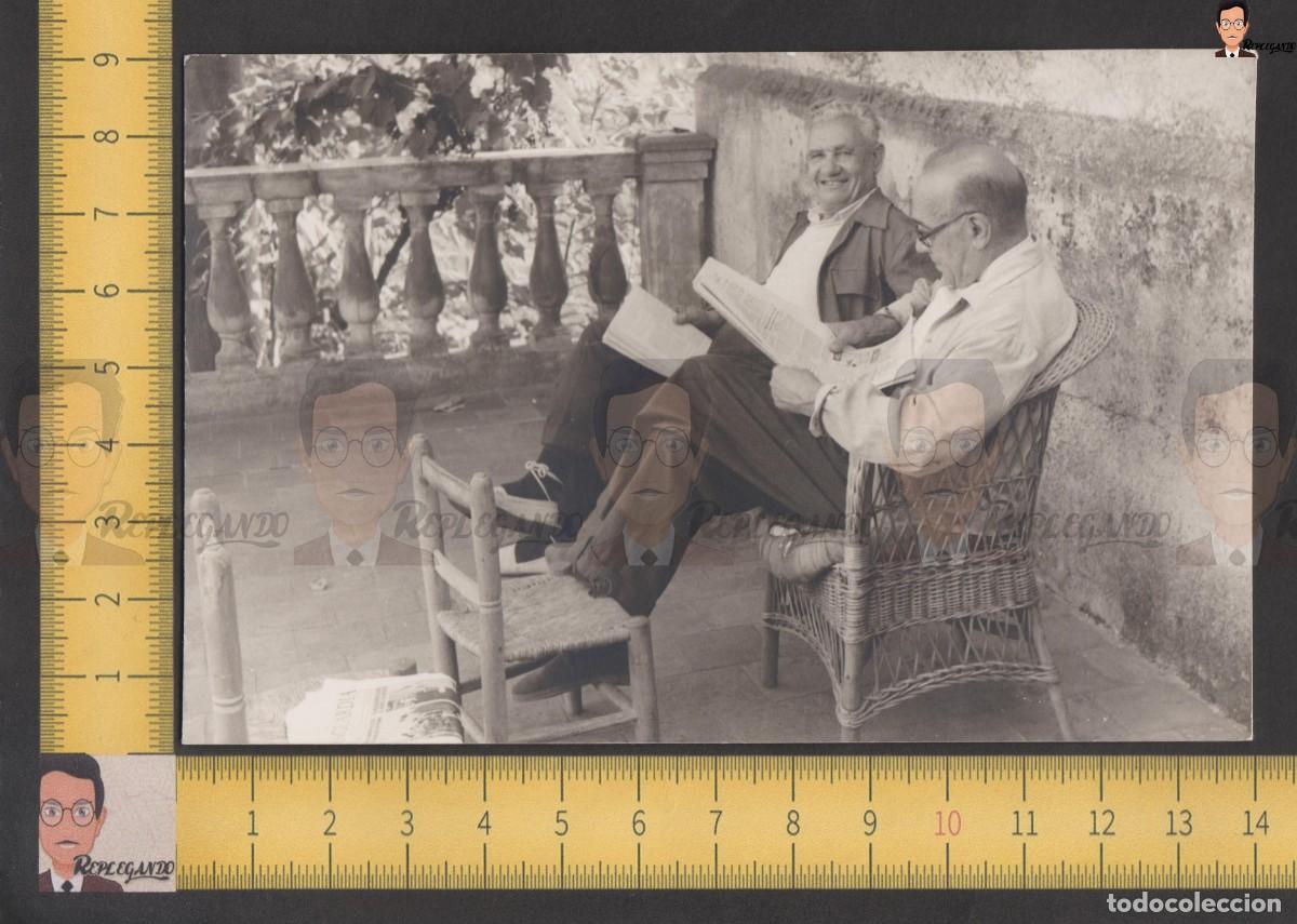 Fotograf&iacute;a antigua: DOS ABUELOS CATALANES LEEN SENTADOS EN TERRAZA SILLA MIMBRE - FOTO ANTIGUA A&Ntilde;O 1962 - LA VANGUARDIA