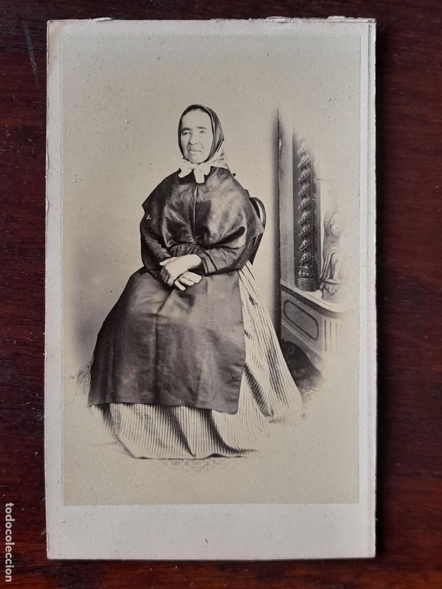 Antique Photography: Antigua fotograf&iacute;a de estudio anciana se&ntilde;ora sentada con elegante vestido de &eacute;poca finales XIX