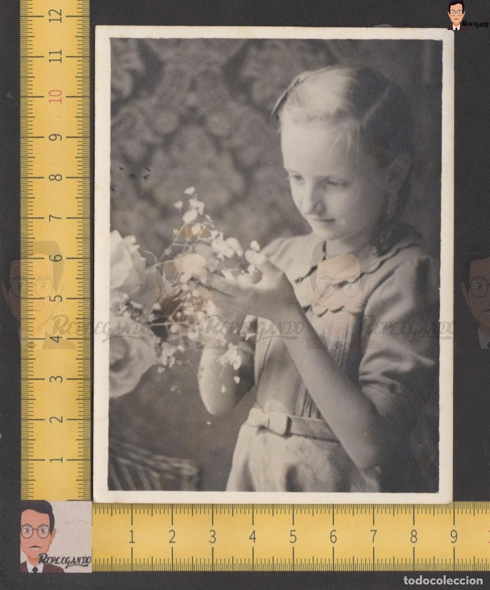 Alte Fotografie: NI&Ntilde;A RUBIA TOCANDO RAMO DE FLORES / FOTO ANTIGUA A&Ntilde;O 1945 / INFANCIA ESPA&Ntilde;A