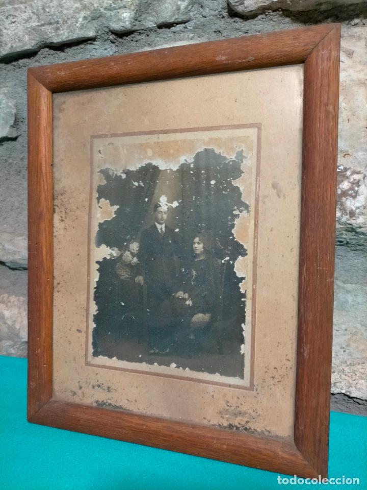 Fotograf&iacute;a antigua: Fotograf&iacute;a antigua enmarcada de pareja vestida de negro con flores a&ntilde;os 30