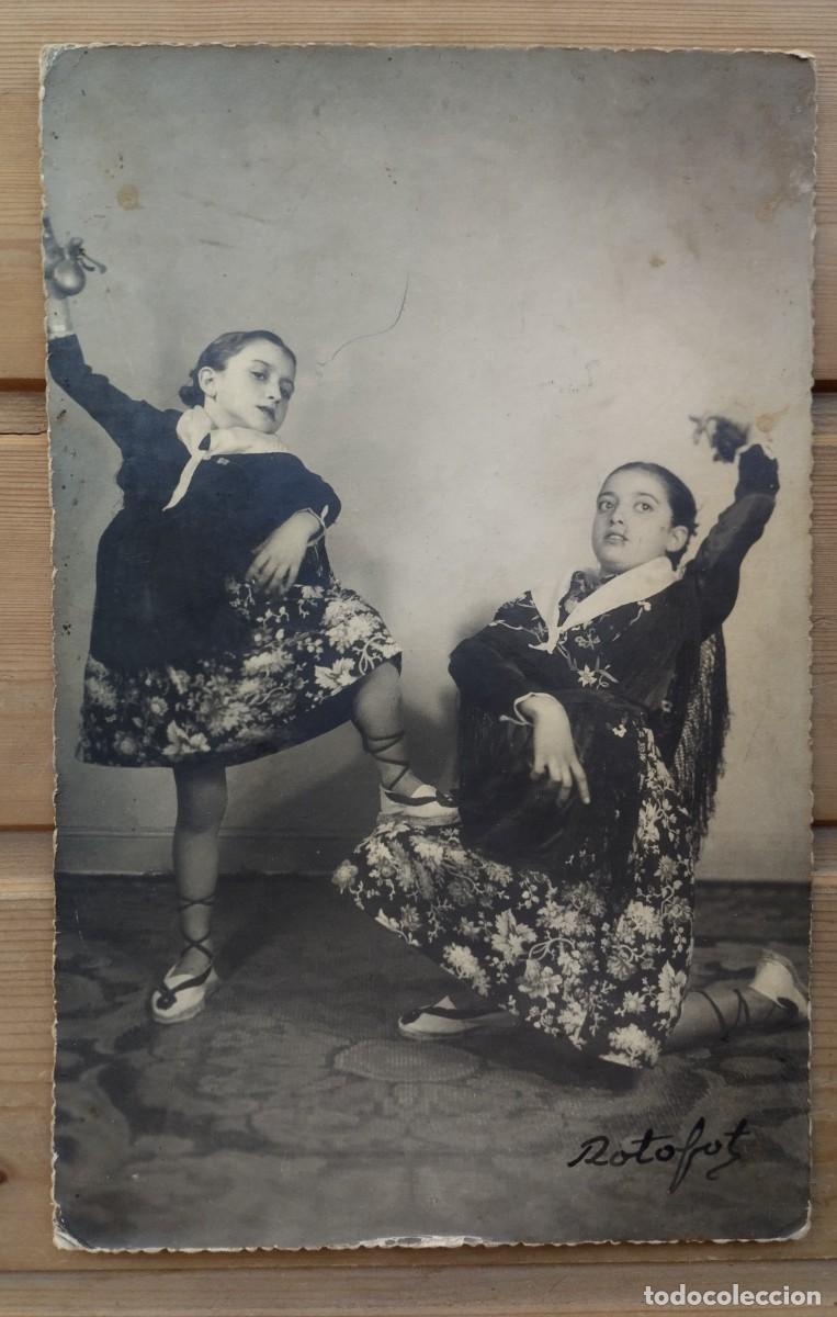 Fotograf&iacute;a antigua: Fotograf&iacute;a antigua de ni&ntilde;as vestidas de traje regional. Studio Rotophot, 1950.