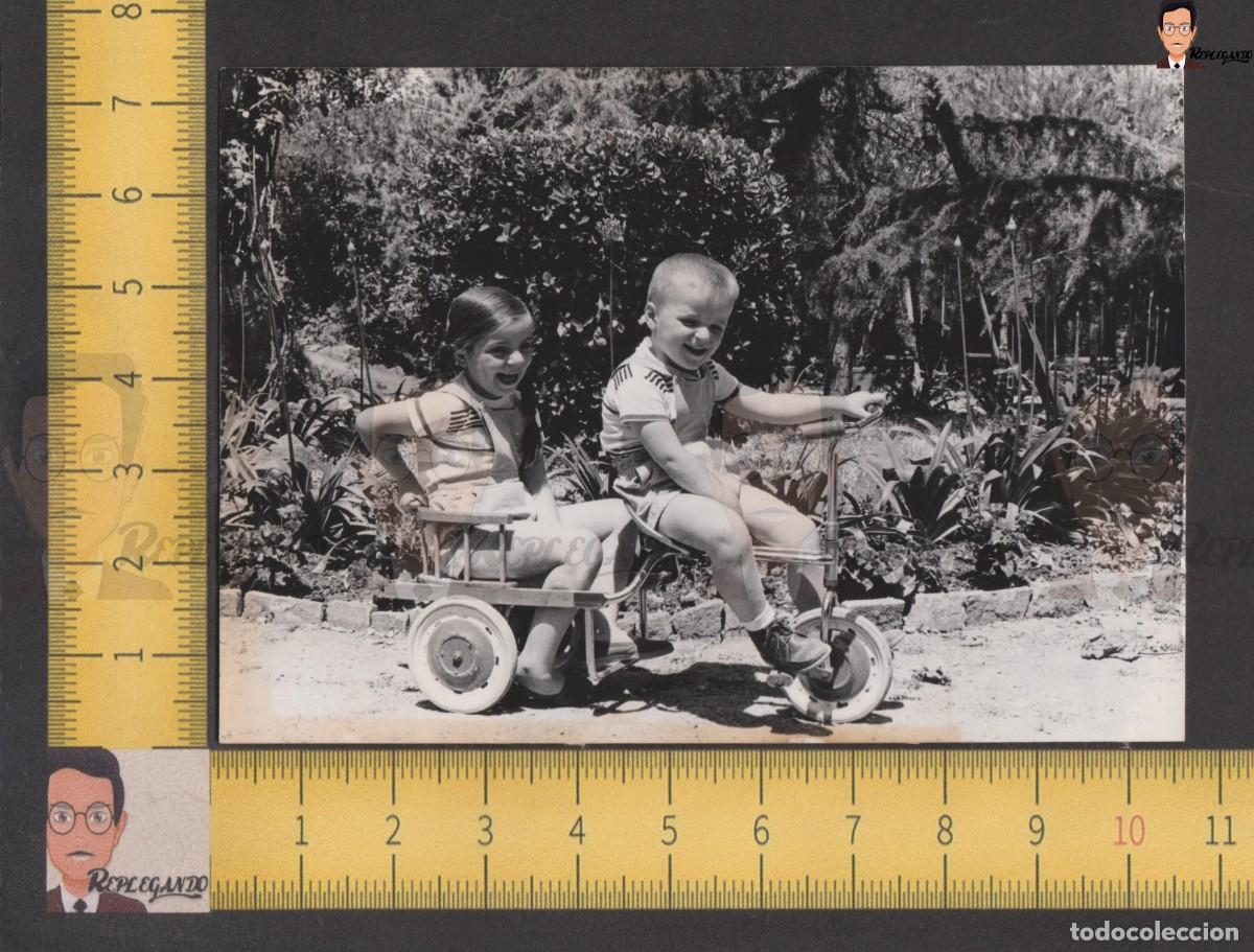 Fotograf&iacute;a antigua: NI&Ntilde;OS JUEGAN JARD&Iacute;N TRICICLO CON CARRO - FOTO ANTIGUA A&Ntilde;O 1956 - ESPA&Ntilde;A JUGUETE INFANCIA SONRISA