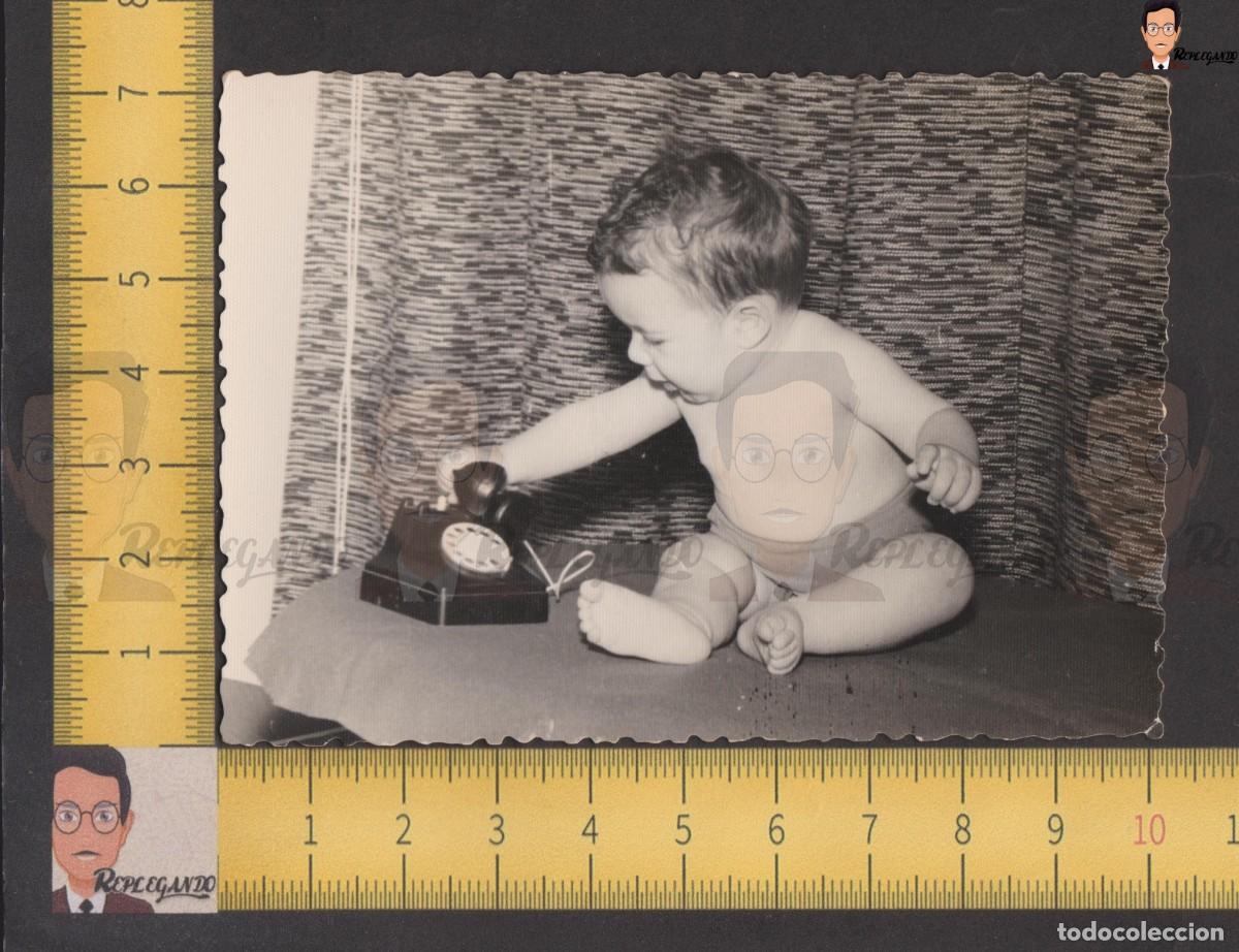 Photographie ancienne: NI&Ntilde;O PEQUE&Ntilde;O SENTADO CON TEL&Eacute;FONO DE JUGUETE DE &Eacute;POCA - FOTO ANTIGUA A&Ntilde;OS 60 - ESPA&Ntilde;A INFANCIA