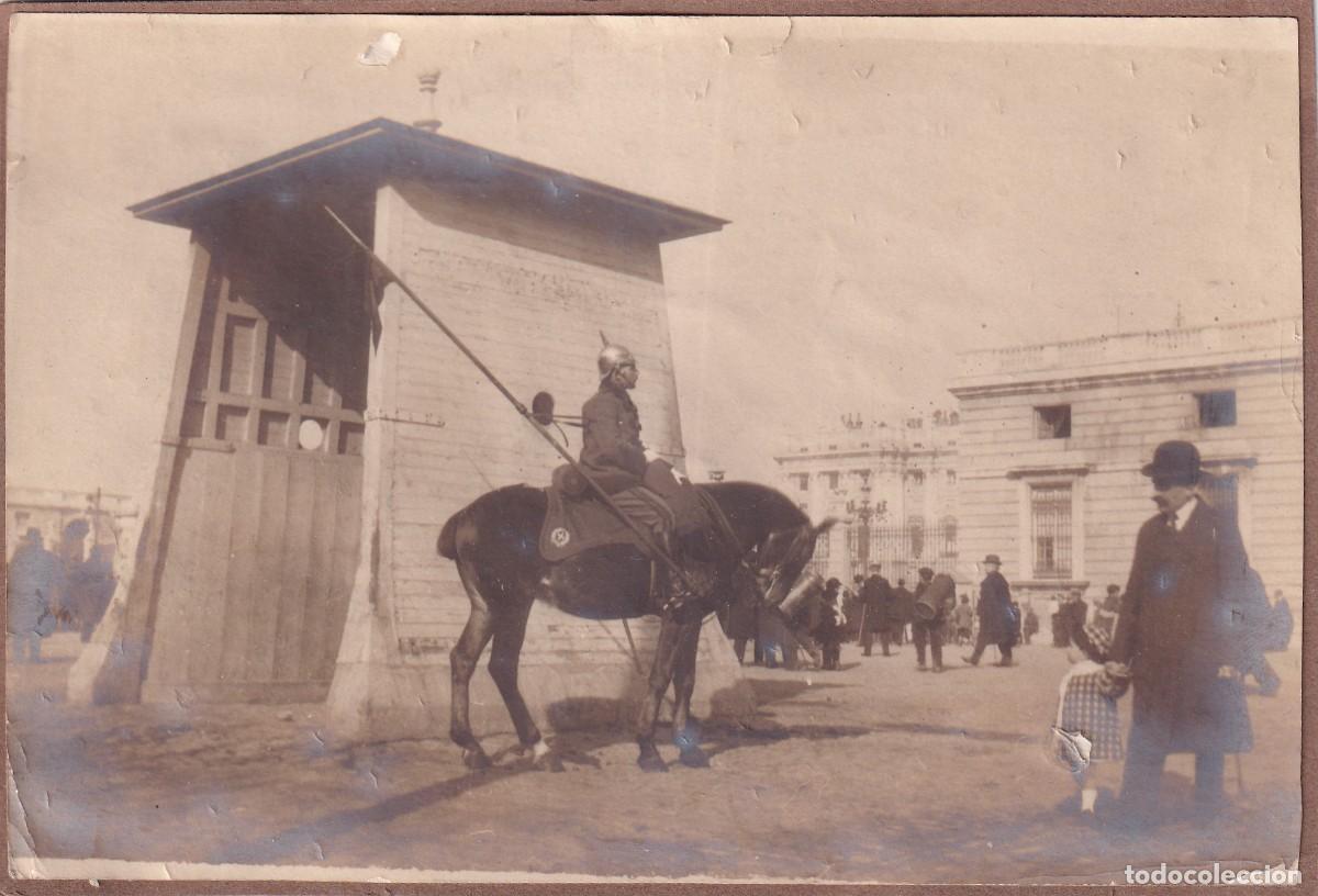 Fotograf&iacute;a antigua: Curiosa fotograf&iacute;a alrededores del Palacio Real Madrid. Militar en primer plano.