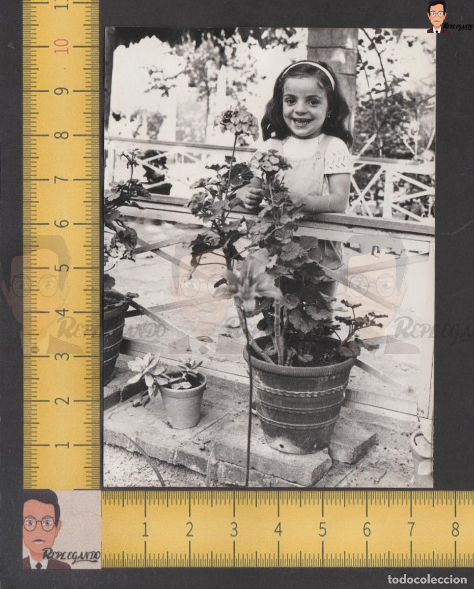 Fotograf&iacute;a antigua: SIMP&Aacute;TICA NI&Ntilde;A SONRIE EN JARD&Iacute;N CON MACETA FLORES - FOTO ANTIGUA A&Ntilde;OS 50/60 - INFANCIA ESPA&Ntilde;A