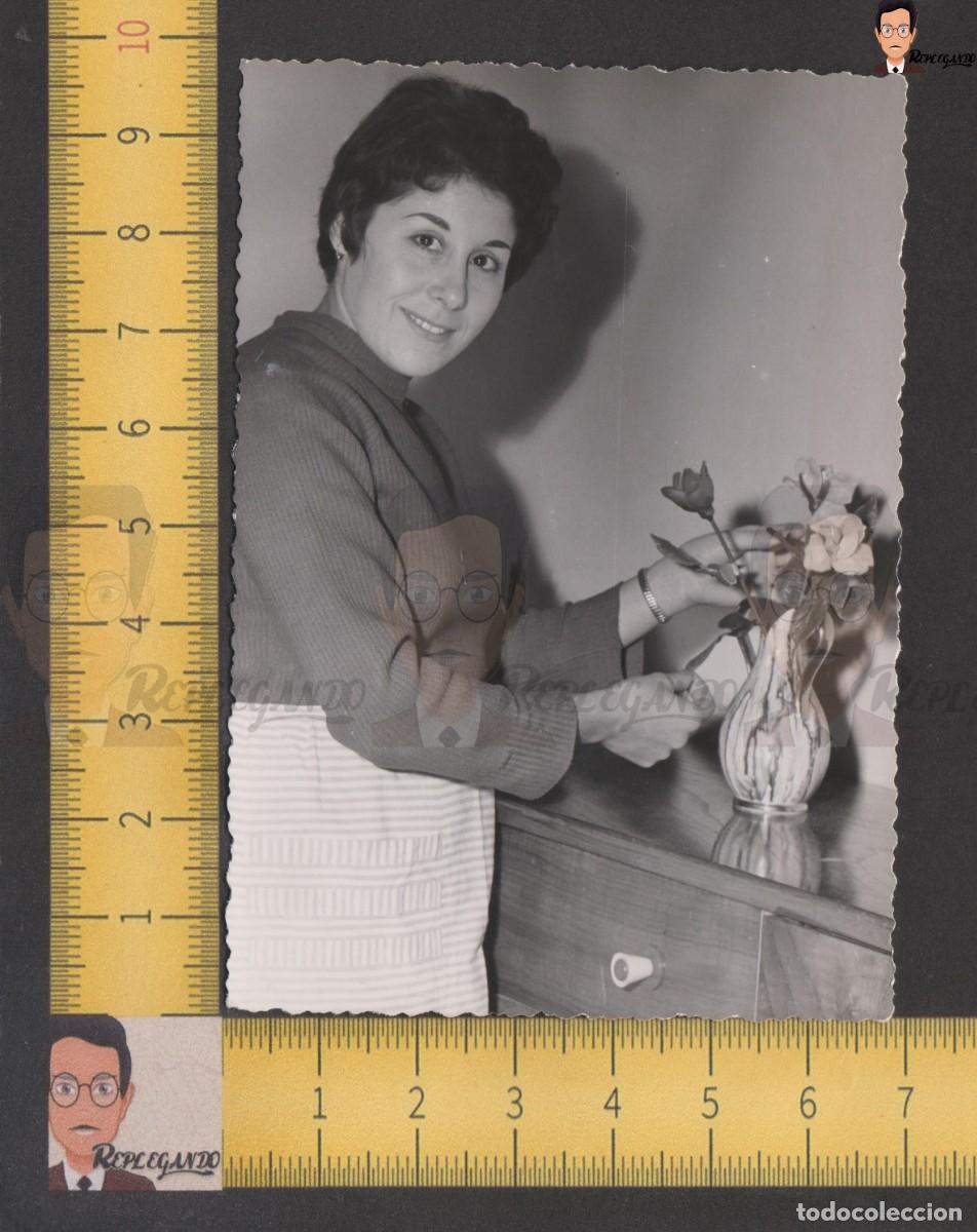 Fotograf&iacute;a antigua: GUAPA CHICA JOVEN POSA SONRIENDO JUNTO A JARR&Oacute;N CON FLORES - FOTO ANTIGUA A&Ntilde;OS 50/60