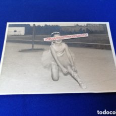 Fotografía antigua: NIÑA MODELO BAILARINA BALLET POSANDO AÑO 1961 FOTOGRAFÍA ANTIGUA CON SELLO FOTOGRÁFICO DE VALENCIA