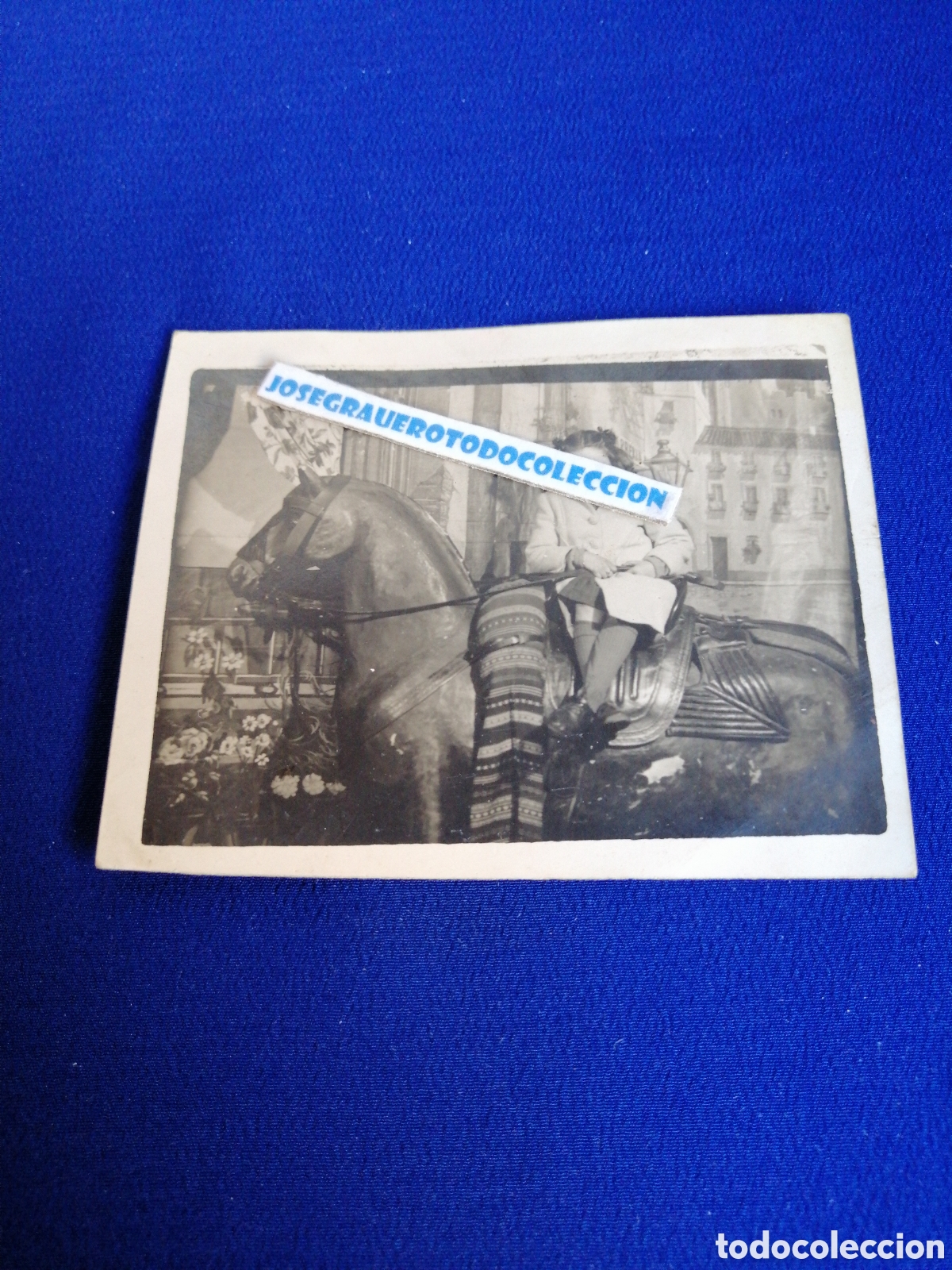 Fotografia antica: NI&Ntilde;A MODELO CON CABALLO DE JUGUETE FOTOGRAF&Iacute;A ANTIGUA