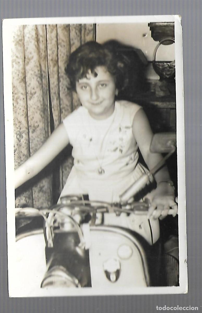 Fotograf&iacute;a antigua: 201- ANTIGUA FOTOGRAFIA - UNA JOVEN EN UNA VESPA -FOTO- - - -