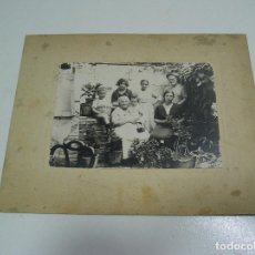 Fotografía antigua: ANTIGUA FOTO FOTOGRAFIA FAMILIA EN EL CORRAL CARTON DURO 26 X 20 CENTIMETROS