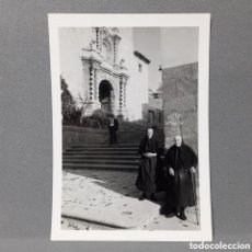 Fotografía antigua: SEÑORAS AL PIE DE LA ESCALINATA DE LA IGLESIA DE SANTA MARÍA LA MAYOR DE ALCORISA, TERUEL. AÑOS 60.