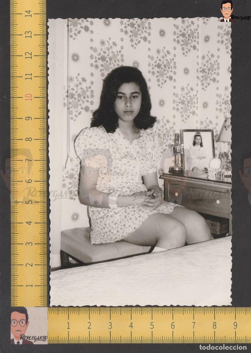 Fotograf&iacute;a antigua: NI&Ntilde;A DE MIRADA MELANC&Oacute;LICA SENTADA EN DORMITORIO - FOTO ANTIGUA A&Ntilde;OS 50 - INFANCIA ESPA&Ntilde;A 001