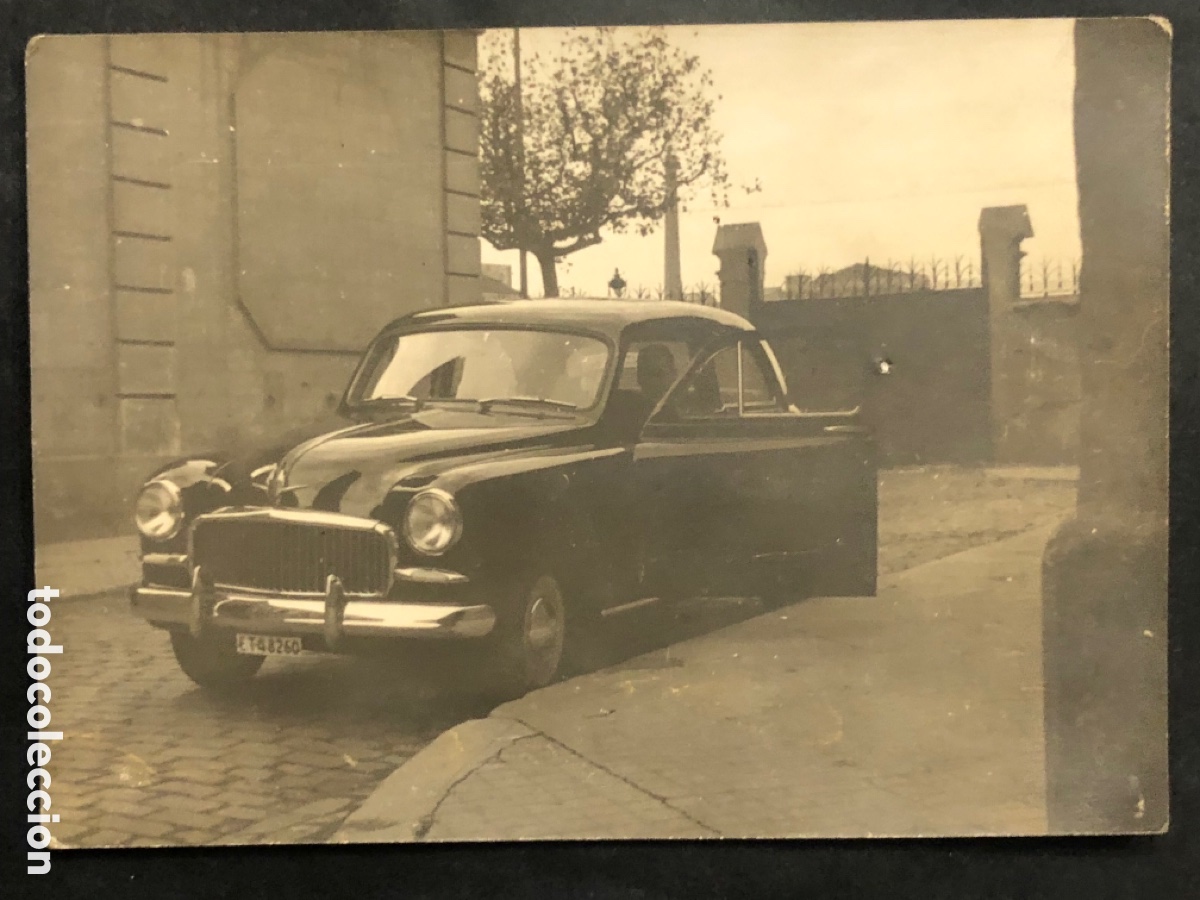 Fotograf&iacute;a antigua: Antiguo coche SEAT patio del cuartel calle tarragona 98 1959