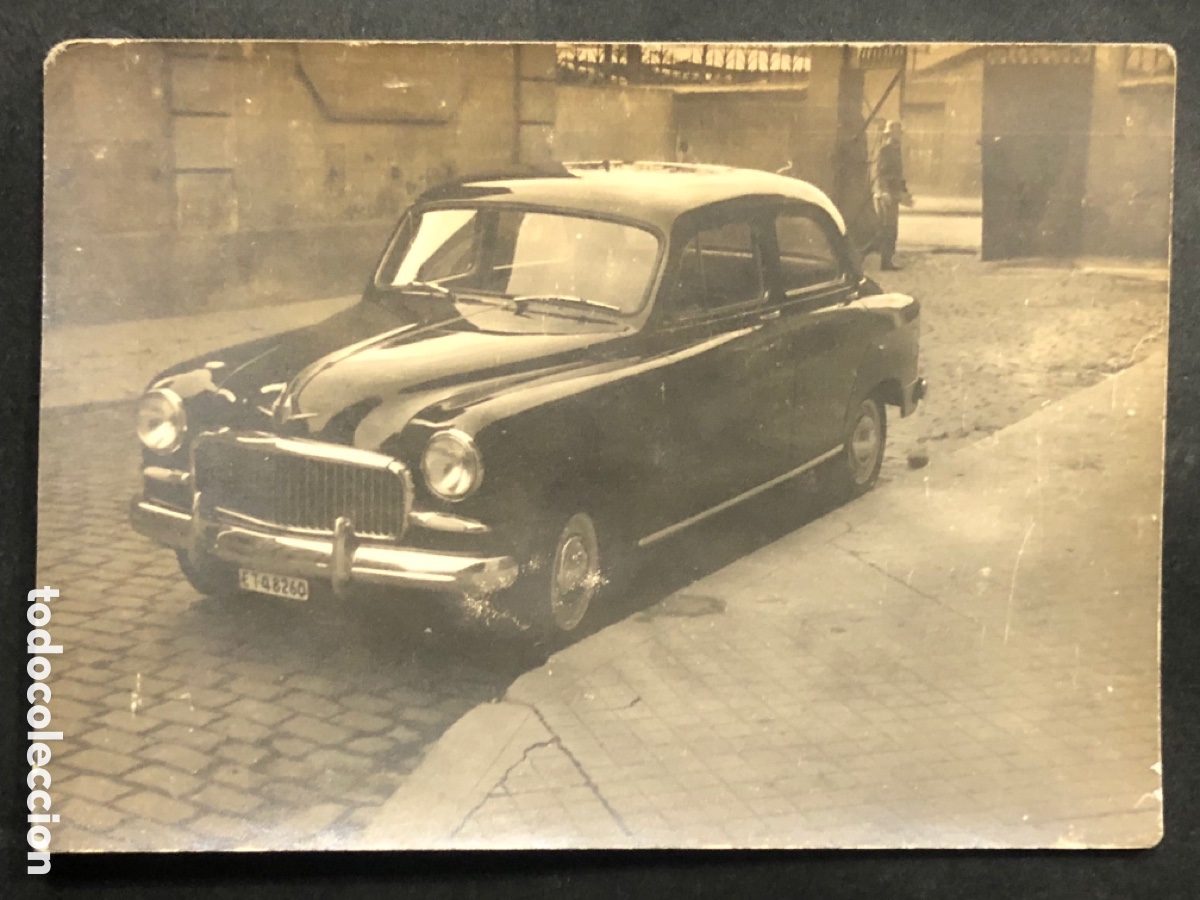 Fotograf&iacute;a antigua: Antigua Foto coche SEAT en el patio del cuartel 1959