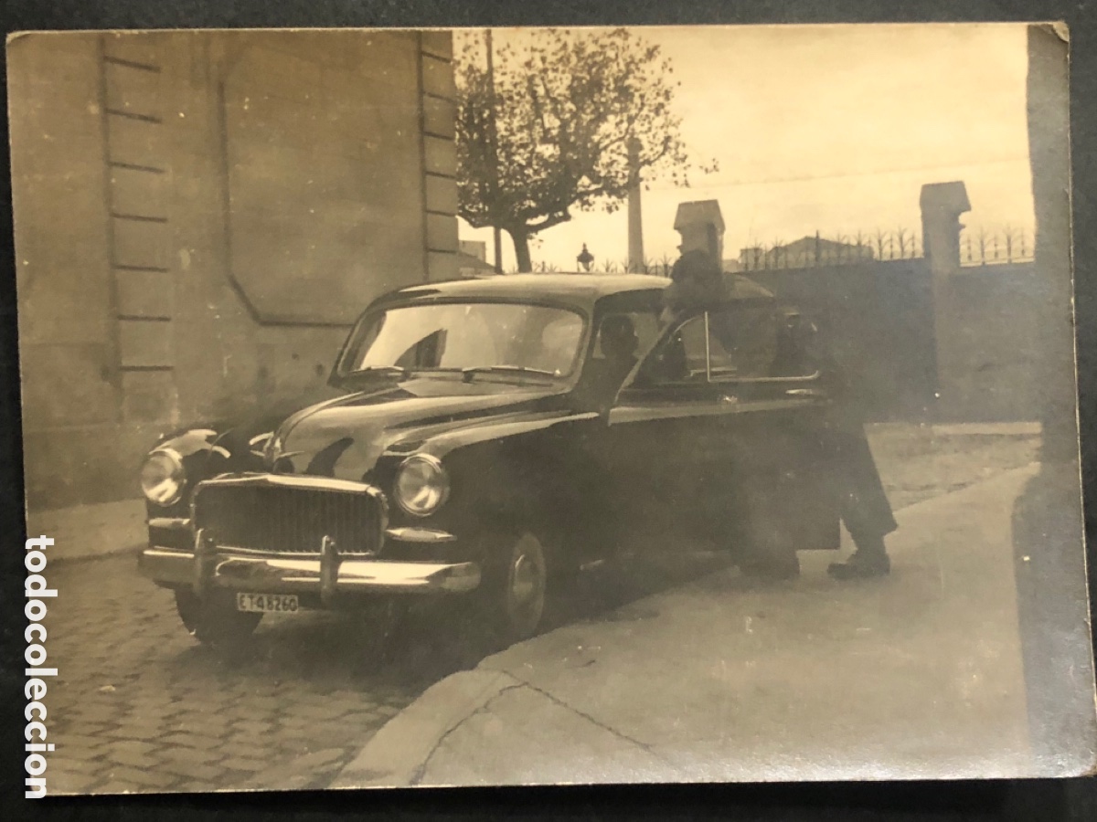 Fotograf&iacute;a antigua: Antigua foto coche SEAT patio cuartel 1959