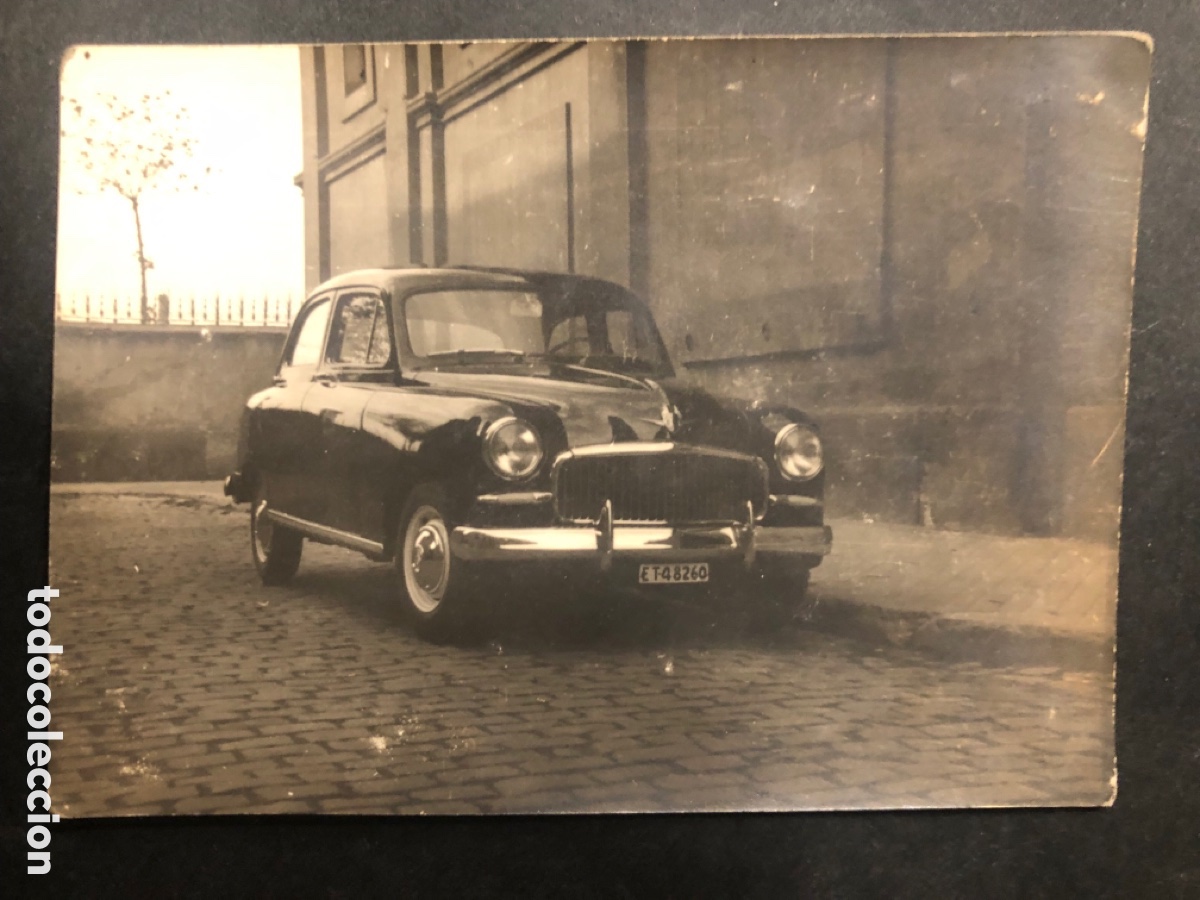 Fotograf&iacute;a antigua: Antigua foto coche SEAT patio cuartel 1959