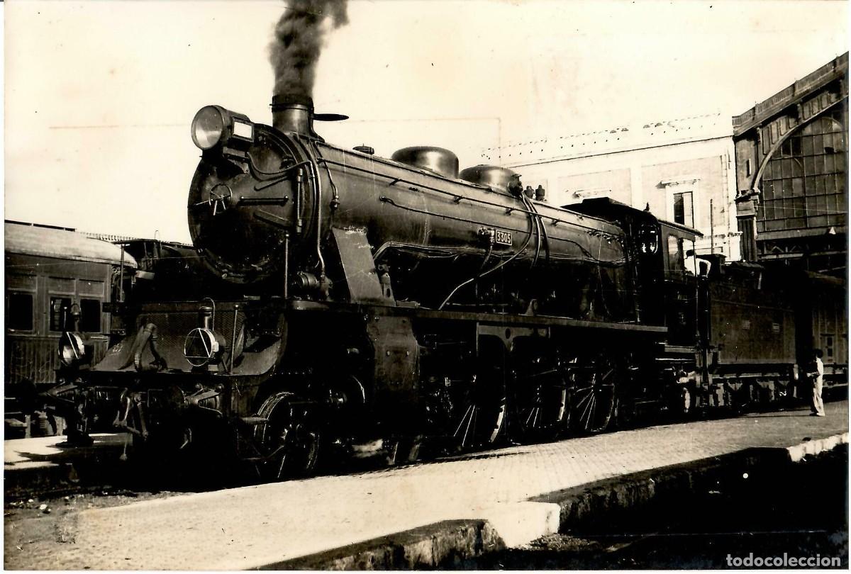 Fotograf&iacute;a antigua: locomotora 3305 en estaci&oacute;n de Sants. Formato grande