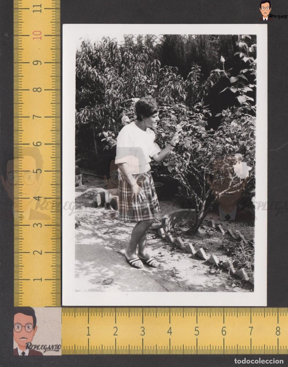 Alte Fotografie: GUAPA CHICA JOVEN CON FALDA COGIENDO FLORES JARD&Iacute;N - FOTO ANTIGUA A&Ntilde;OS 50/60 - MUJER ESPA&Ntilde;A 001