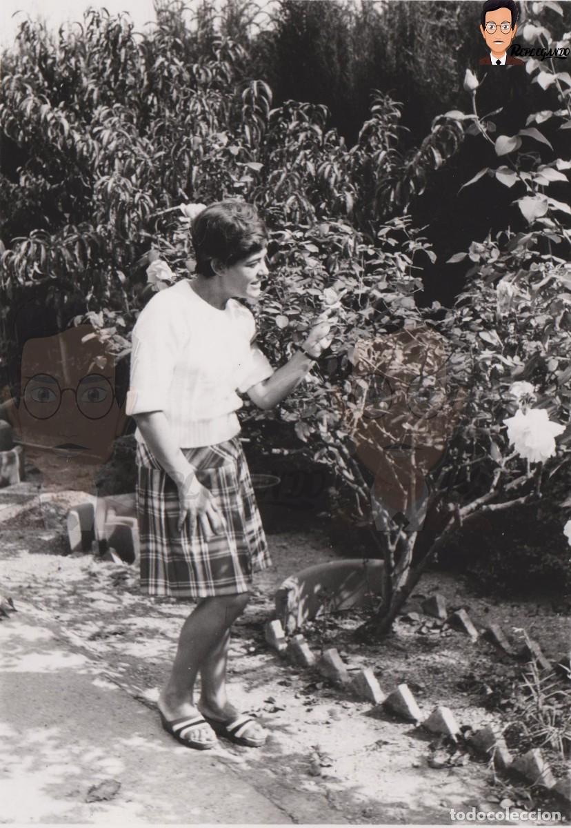 guapa chica joven con falda cogiendo flores jar - Compra venta en  todocoleccion