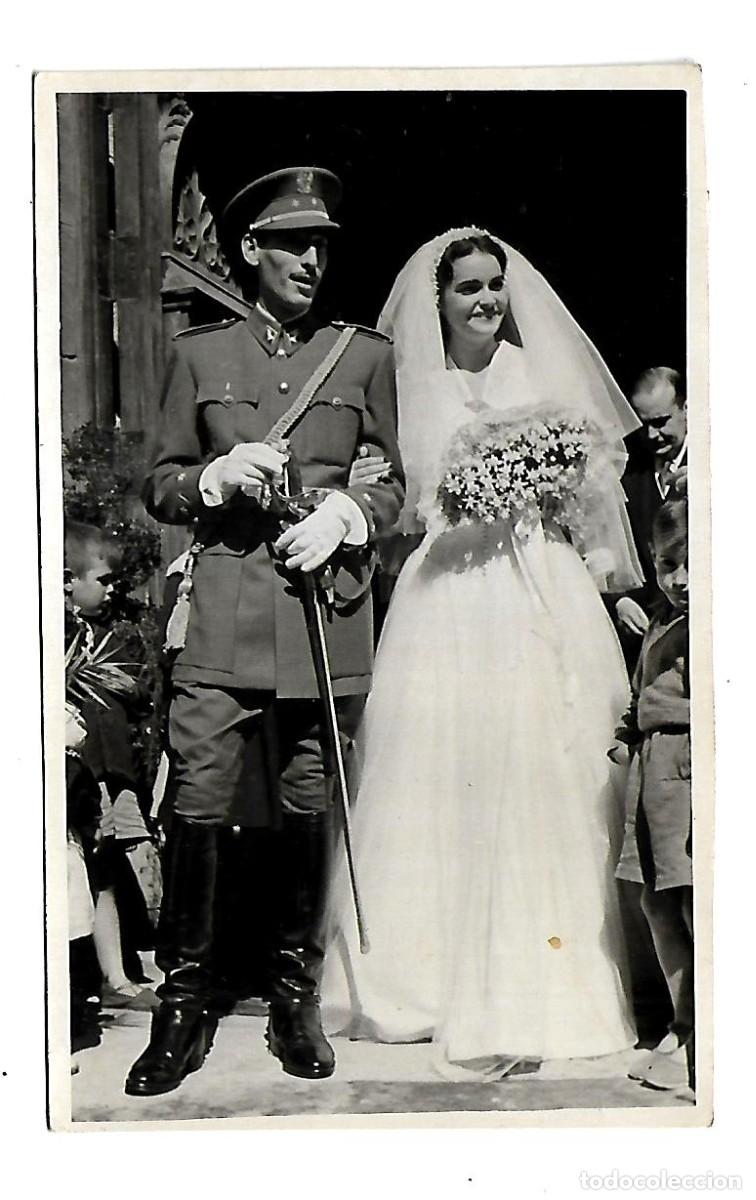 Fotograf&iacute;a antigua: M180-ANTIGUA FOTOGRAFIA -DE NOVIOS EL MILITAR SALIENDO LA IGLESIA- FOTO-VILLAFRANCA -BURGOS 1.949
