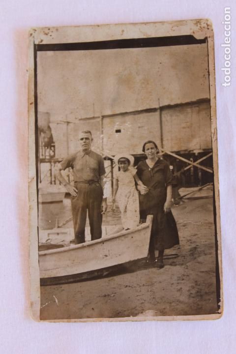 Fotograf&iacute;a antigua: FOTOGRAFIA NI&Ntilde;A ELEGANTE CON SUS PADRES SOBRE BARCA SAN PEDRO DEL PINATAR A&Ntilde;OS 20