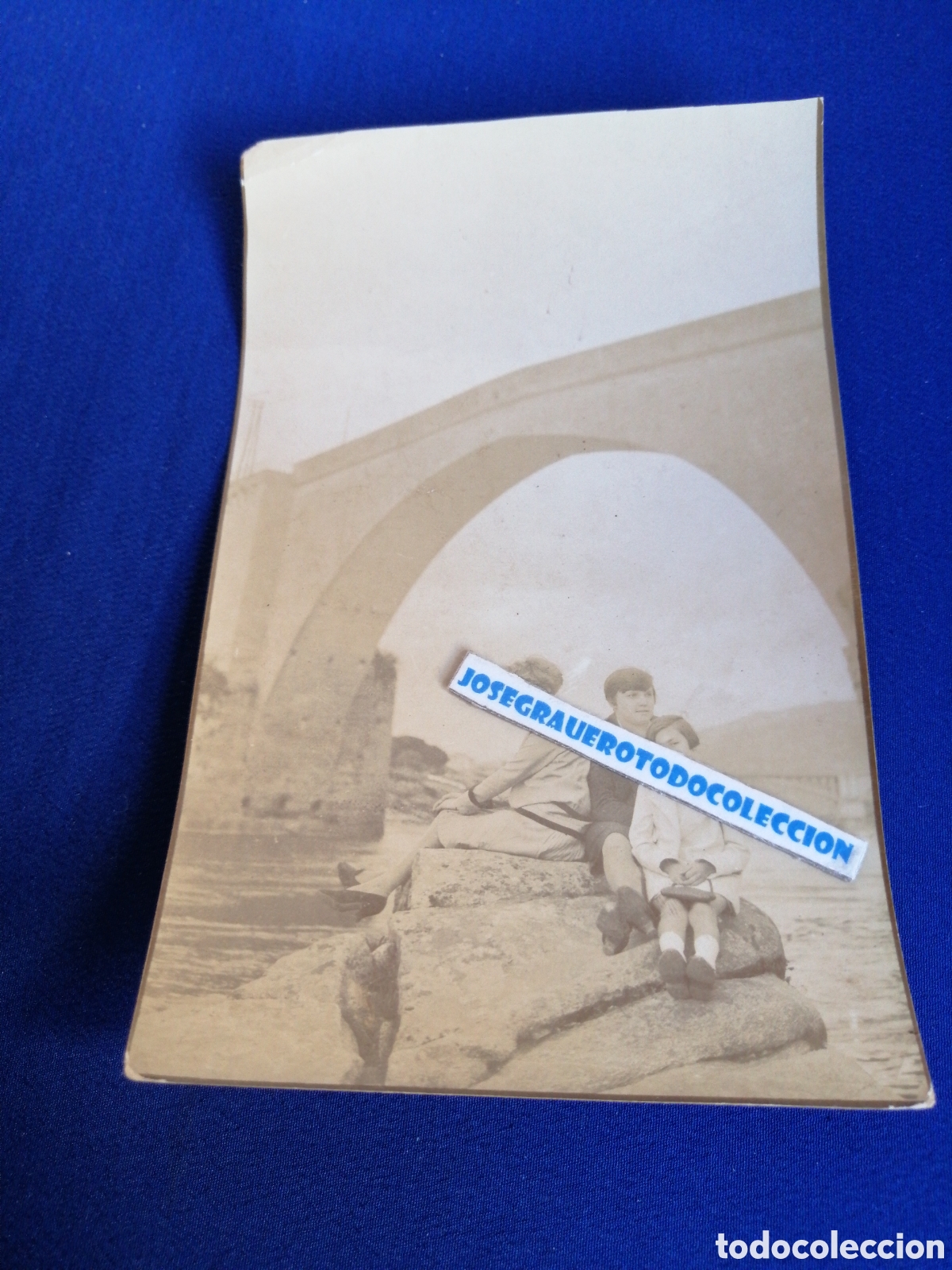 Fotografia antiga: MODELOS POSANDO CON PUENTE (GALICIA) FOTOGRAF&Iacute;A ANTIGUA SIGLO PASADO